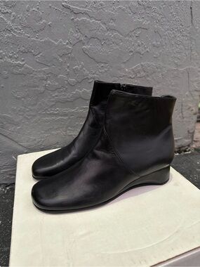 Rangoni Black Leather Ankle Boots Wedge Heel Made in Italy Women’s Size 7.5 B